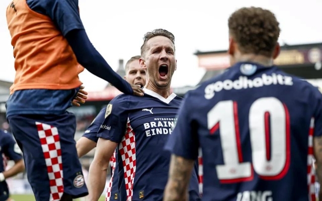 Cú trượt chân của Ajax