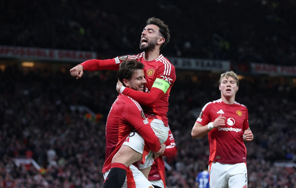 Ký hợp đồng với Manchester United